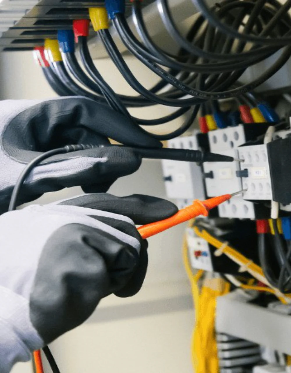 Elektriker som felsöker en elcentral i Göteborg